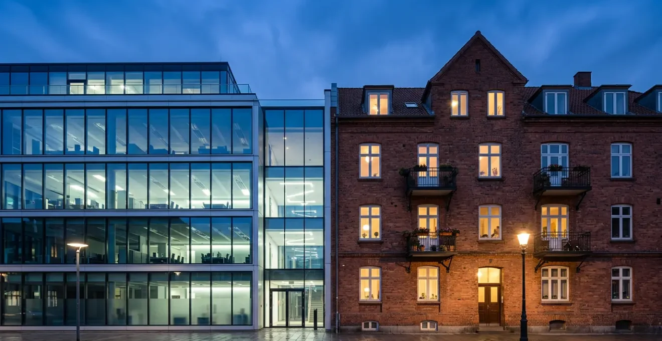 Comparaison entre un immeuble de bureaux moderne et un immeuble résidentiel illustrant les différences entre l'immobilier commercial et résidentiel