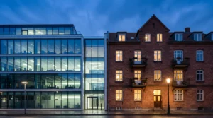 Comparaison entre un immeuble de bureaux moderne et un immeuble résidentiel illustrant les différences entre l'immobilier commercial et résidentiel